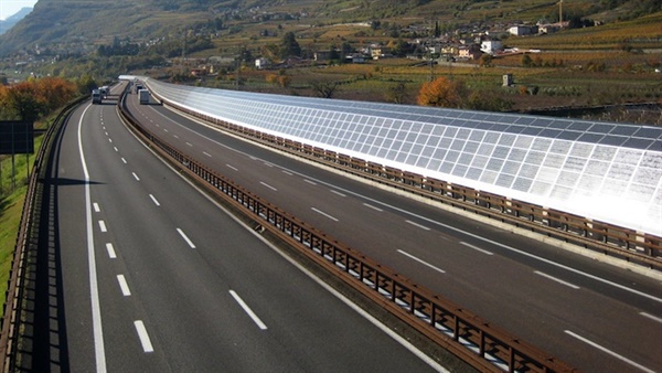 이탈리아 고속도로 방음벽에 설치된  태양광 패널 ⓒ www.autobrennero.it