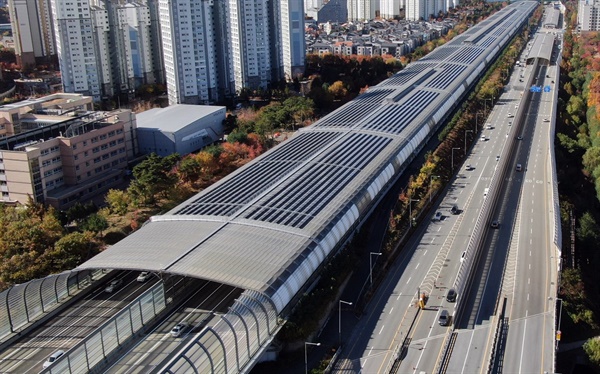 이미 영동고속도로 방음터널에 태양광이 설치돼있다. 이곳은 대한민국 고속도로다.