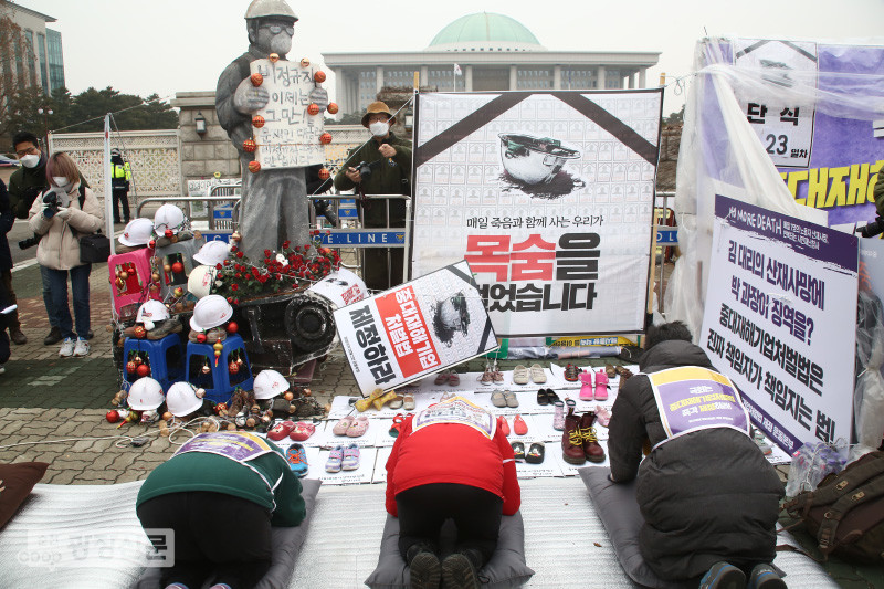중대재해로 숨진 노동자 유가족들이 지난 29일 국회 앞에서 '중대재해처벌법 제정'을 촉구하며 2,400배를 올리고 있다. '2,400'이라는 숫자는 해마다 중대재해로 숨져간 이들을 뜻한다. ⓒ순천광장신문