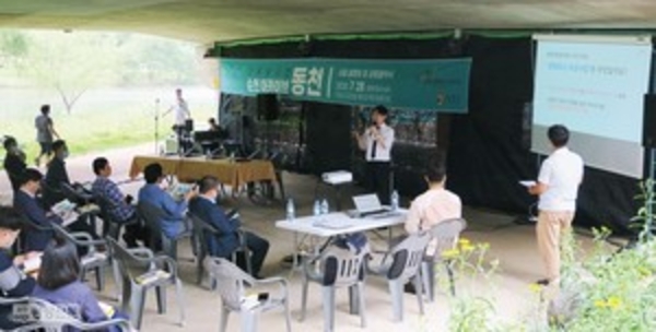 지난해 7월 28일 동천변에서 2차 문화도시 선정을 위한 전략을 담아 '순천 아카이브 동천' 설명회를 열고 있다. ⓒ순천광장신문