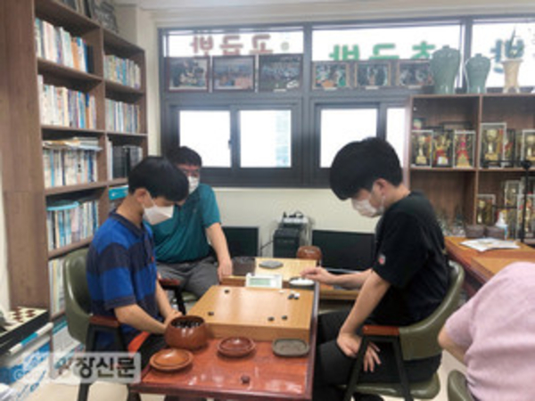 임진욱 프로가 신대 전동규 바둑학원에서 후배를 지도하고 있다.