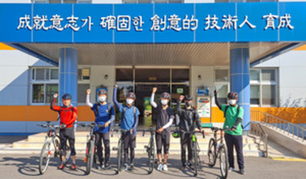 순천공업고등학교(교장 김홍렬) 청소년미래도전프로젝트 ‘명가길(명량으로 가는 길)’팀은 지난달 22일부터 25일까지 조선수군재건로 600km 중 390km를 자전거로 탐방했다. 출발 전 학교 앞에서.