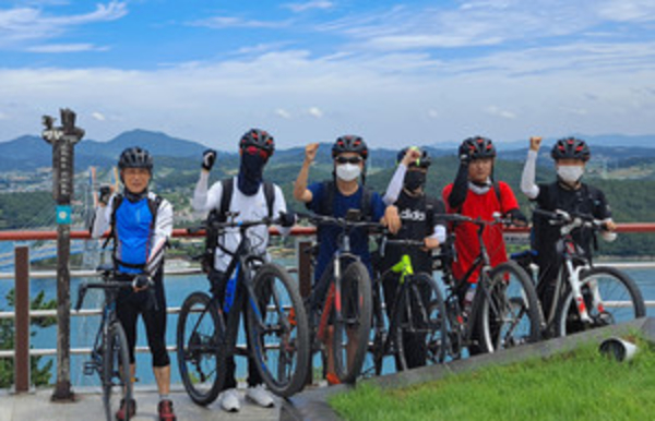 순천공업고등학교(교장 김홍렬) 청소년미래도전프로젝트 ‘명가길(명량으로 가는 길)’팀은 지난달 22일부터 25일까지 조선수군재건로 600km 중 390km를 자전거로 탐방했다. 명량에 도착해서 기념 촬영을 하고 있다.