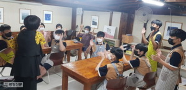 순천 매산중학교 학생들이 지난 5월부터 10월까지 16차례 공유공간 디딤돌에서 열린 재미난마을학교에 참여해 동네주민들과 함께하고 있다. ⓒ순천광장신문