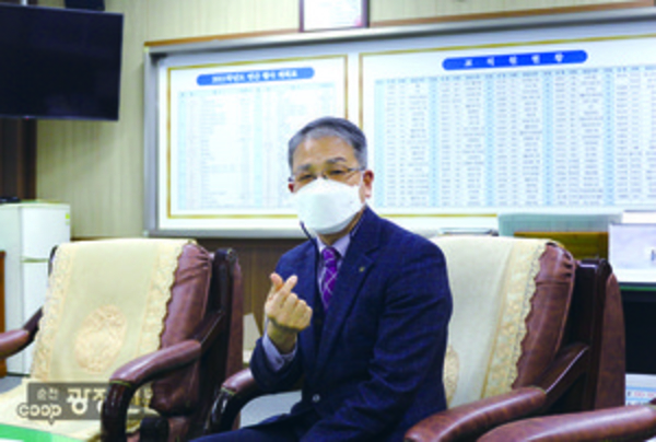 ​순천공업고등학교 김홍렬 교장이 손가락 하트를 그리고 있다. ⓒ순천광장신문