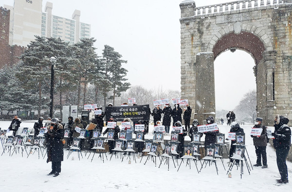 서울 독립문 앞에서 코로나19백신피해자가족협의회가 촛불집회를 하고 있다. (제공=코로나19백신피해자가족협의회)