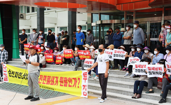 정원박람회장 남쪽에 위치한 오림, 오산, 홍두 마을 주민 80여 명이 참가하여 ‘그린웨이’ 반대 집회를 열고 있다.