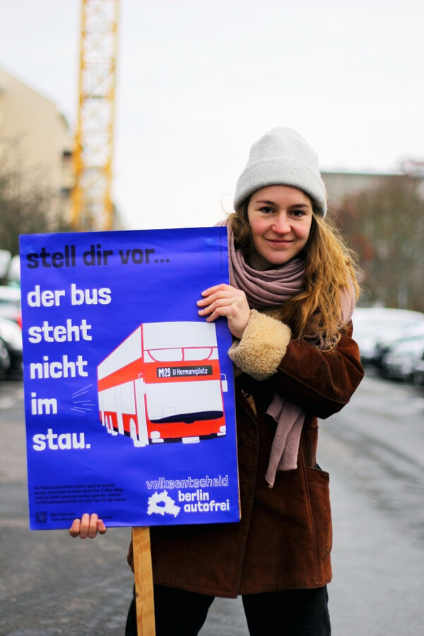 시민단체 아우토프레이(Berlin Autofrei; '베를린을 자동차통행금지로'라는 뜻)가 "상상해보세요, 버스는 교통체증에 걸리지 않습니다"라는 내용의 피켓을 들고 있다. (출처=Berlin Autofrei 공식 홈페이지)