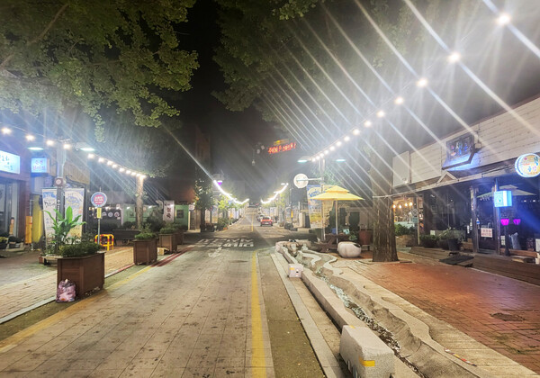 향동 행정복지센터가 원도심 ‘문화의 거리’에 설치한 야간 경관조명이 상가 입주자들과 방문객들로부터 호응을 받고 있다.