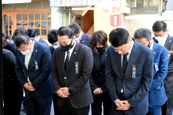순천시의회 의원들은 지난 1일 순천대학로 합동분향소를 찾아 이태원 참사 희생자들을 추모했다. (제공=순천시의회)