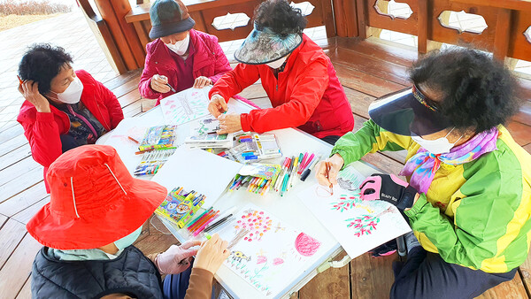 공원 정자에서 마을 어르신들이 모여 공원 그림을 그리고, 저녁에는 학원수업이 끝난 마을 아이들이 모여 책 편집 작업을 했다. 