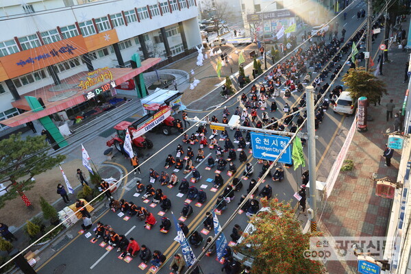 15일 오후 3시 순천시청 앞에서 400여 명의 민주노총 노조원이 모여 대규모 결의대회를 개최했다. (사진=순천광장신문) 