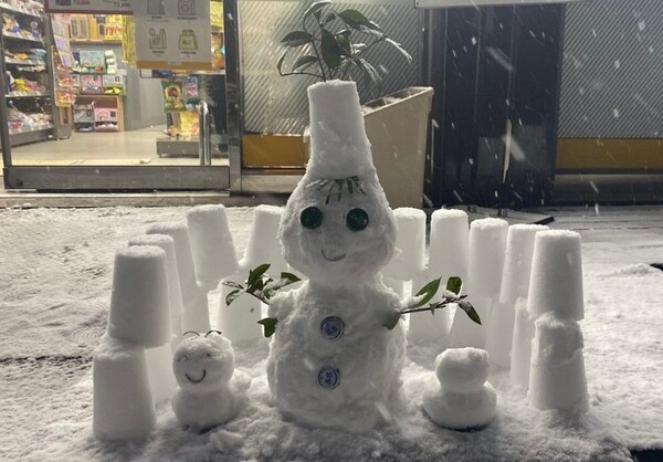 폭설이 내린 지난 22일 저녁, 순천대 편의점 앞 시민이 만든 눈사람이 하얀 눈밭에 서 있다. 눈사람도 짧은 만남을 예견했는지 아쉬운 듯 수줍게 미소 짓는 표정.