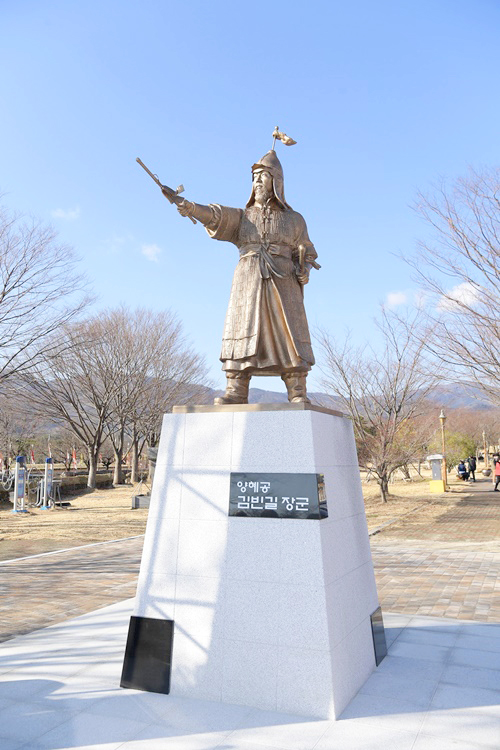 김빈길 장군 동상