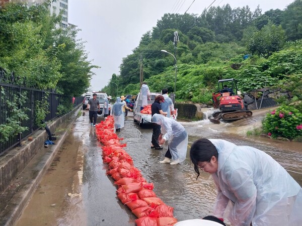삼산동주민자치회와 행정복지센터 직원들은 폭우에 따른 사고 예방을 위해 양우내안애 뒷길 물막이 작업을 실시했다