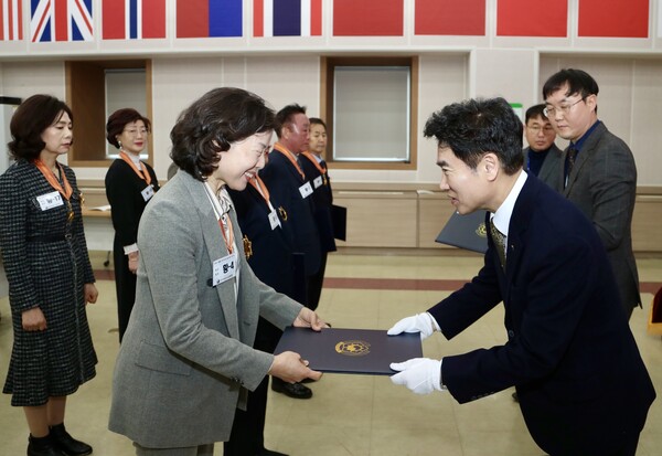 전라남도교육청이 26일 청사 대회의실에서 2024년 2월말 퇴직교원 훈·포장 전수식을 개최했다.