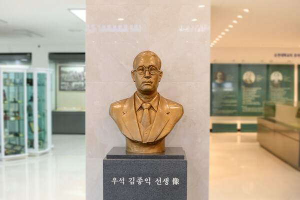 순천대 대학본부 로비에 있는 우석 김종익 선생 흉상.