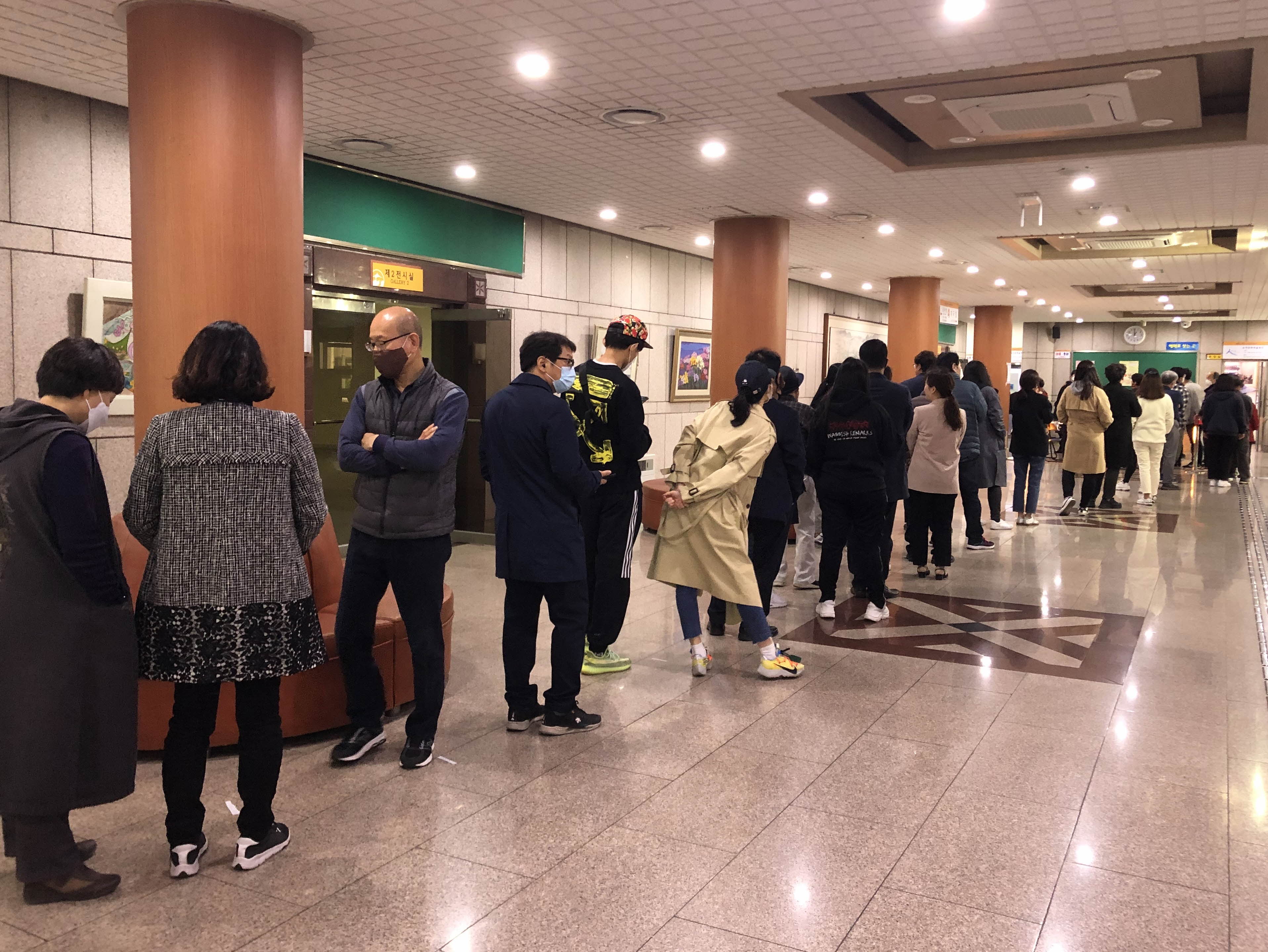 제21대 국회의원선거 사전투표를 하기 위해 많은 시민들이 줄을 서서 기다리고 있다.
