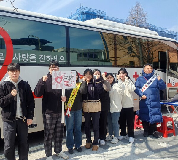 순천대가 14일 『생명나눔, 응급환자 구제를 위한 단체 헌혈 행사』를 개최했다.